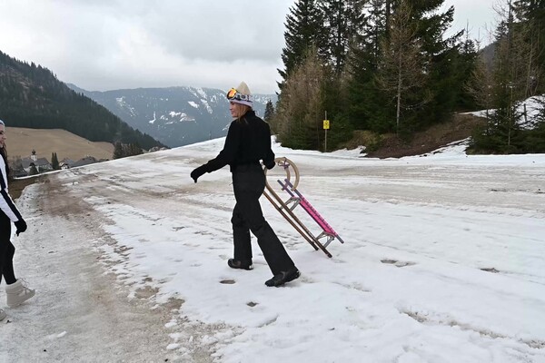 'Swinger'-Szene aus Anna de Ville & Kitana Lure - Anal Winter Vacation