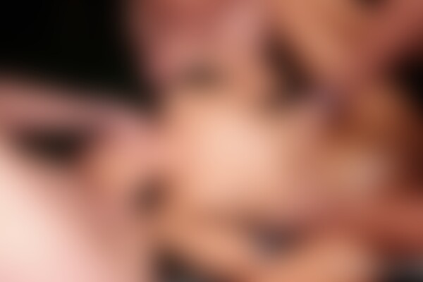 'Squirt'-Szene aus Leana Debrov - Gangbang Creampie: Squirters Edition