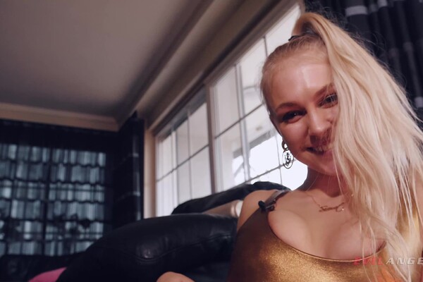 'Busty'-Szene aus Siswet - One And Done 2