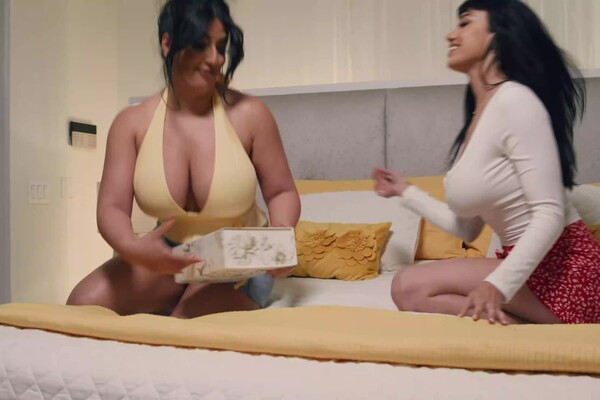 'Office'-Szene aus Little Puck & Sarah Arabic - Private Riding Lesson