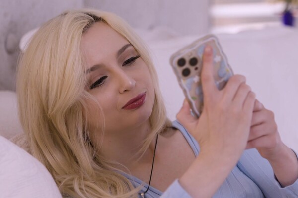 'Kinky'-Szene aus Lexi Lore - Teen Massage 4