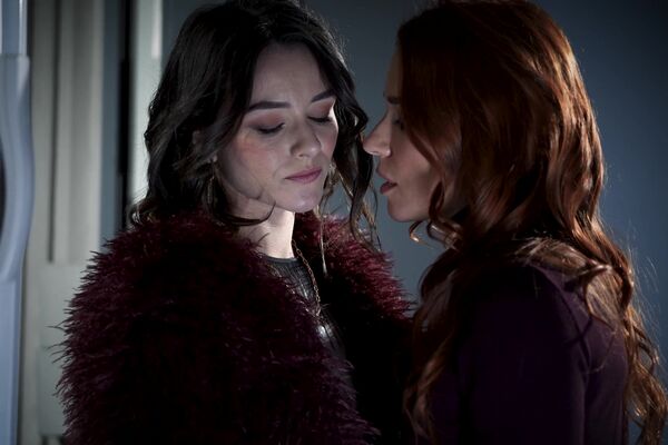 'Unterwerfung'-Szene aus Ariana Cortez, Clemence Audiard & Eve Sweet - Fetish