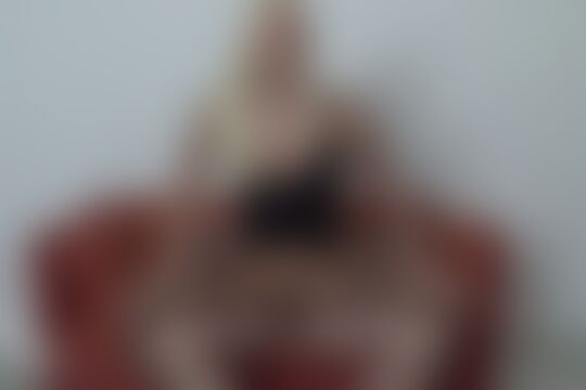 'Nackt in der Öffentlichkeit'-Szene aus Mira Grey - Lara Cumkitten: Die Netzkatze