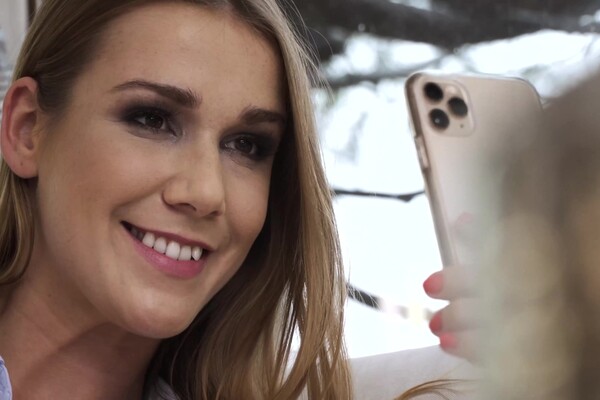 'Fingern'-Szene aus Alexis Crystal - Business Can Wait