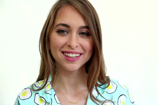 'Krankenhaus'-Szene aus Carter Cruise & Riley Reid - Girl On Girl Fantasies 7