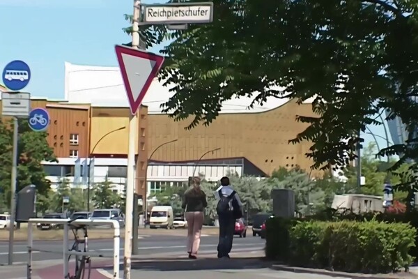 'Nonne'-Szene aus Janine La Teen & Leonie Saint - Öffentlich erregt - Sommer, Sonne, Bumsvergnügen!