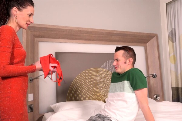 'Nurse'-Szene aus Sam Bourne - Dick Hungry MILFs 2