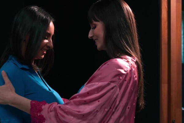 'Brille'-Szene aus Hailey Rose & Lexi Luna - Tricking Stepmom