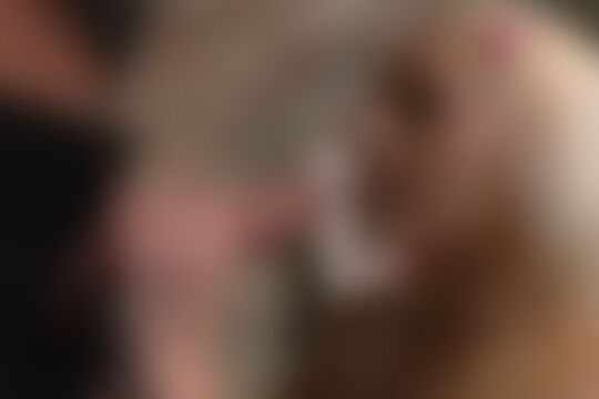 'Zierlich'-Szene aus Zierlicher blonder Teenie bekommt dicken Schwanz im Keller