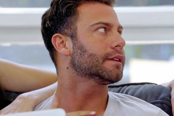 'Weihnachten'-Szene aus Eliza Ibarra & Jessie Saint - Entangled