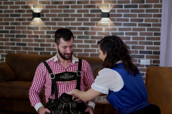 'Dirndl'-Szene aus Lola Roxx - Der Dirndl-Report: Schmuserei & Pimperlust