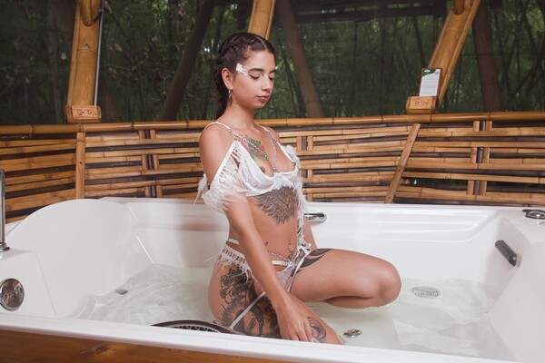 'Latina'-Szene aus Tormenta Storm - Lateenas 8