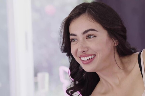 'Bett'-Szene aus Chloe Surreal - Up Close 15