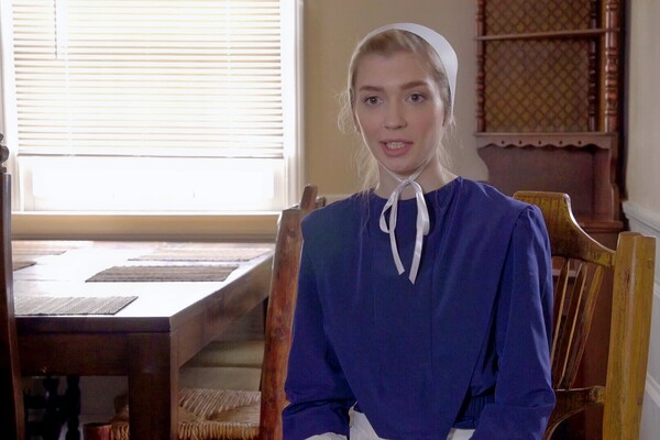 'Alien'-Szene aus Chloe Cherry & Mackenzie Moss - Nubiles ET 5