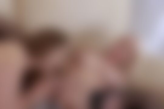 'Mallorca'-Szene aus Sophie und Kim in lesbischer Ekstase auf der Couch