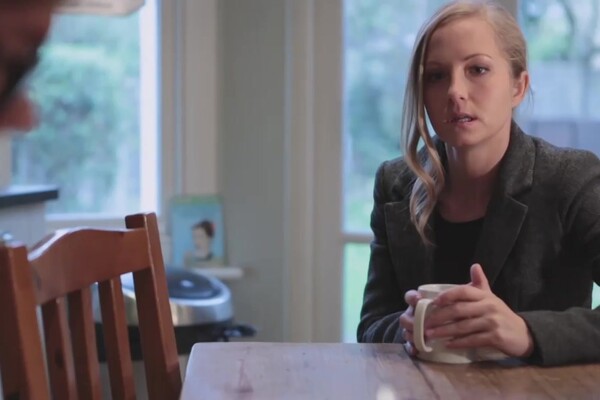 'Spanking'-Szene aus Anna Darling & Satine Spark - Mitbewohnerinnen