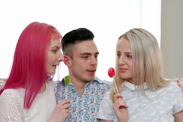 'Alien'-Szene aus Alien Fox & Hanna Rey - Young Beauties