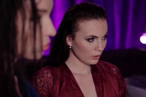 'Geld'-Szene aus Nataly Gold & Vanessa Decker - The Warmth Inside