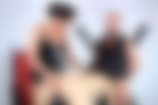 'Sklave'-Szene aus Süße dunkelhaarige Fickstute bekommt die Löcher gestopft