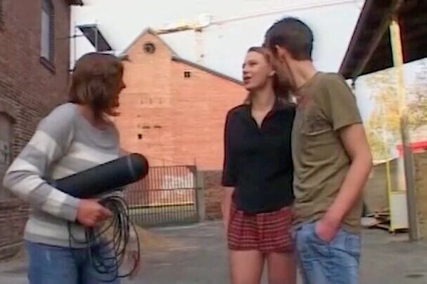 'Strapse'-Szene aus Auf der Straße angesprochen (BB Video) Szene 3