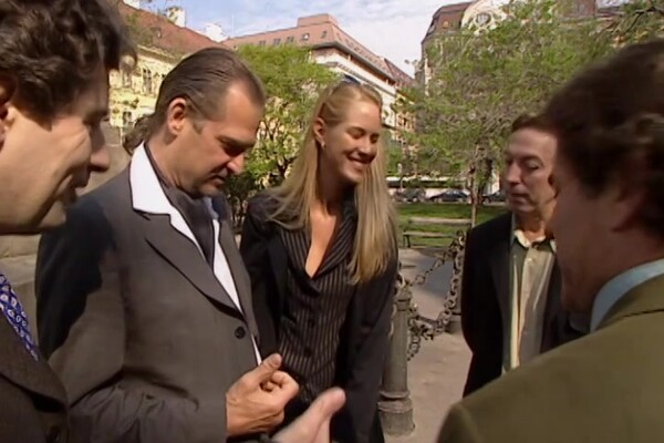 'Geburtstag'-Szene aus Cassandra Wild - 50th Anniversary: 1998-1999