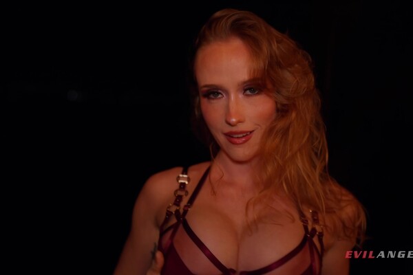 'Solo'-Szene aus Scarlet Chase - Scarlet Anal Goddess
