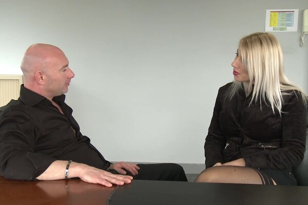 'Interview'-Szene aus Love Crystal - Pikante Geständnisse