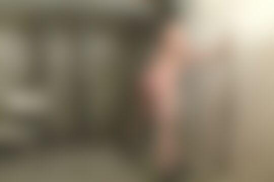 'Sklavin'-Szene aus Junge schwarzhaarige Sklavin bespielt und mit Dildo gefickt