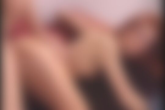 'Redhead'-Szene aus Ein paar Spalten reiben sich warm und die kleine geile Rothaarige wird hart gefickt