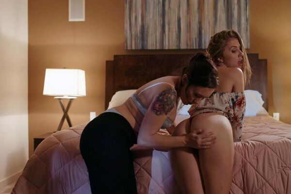 'Gothic'-Szene aus Lena Paul & Sinn Sage - Lesbian Adventures: Strap-On Specialists 15