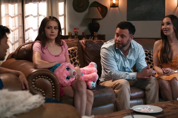 'Premium'-Szene aus Melissa Stratton & Selena Love - Bedtime Fun