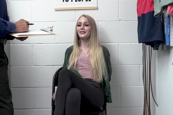 'Office'-Szene aus Emma Starletto - Shoplyfter 20