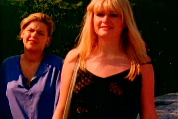 'Geld'-Szene aus Angelina Brasini & Christine Klinger - Golden Century Of Porn 2