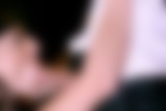 'Toilette'-Szene aus Dunkelhaarige Traum-MILF lutscht und wichst einen Riesenschwanz auf Toilette