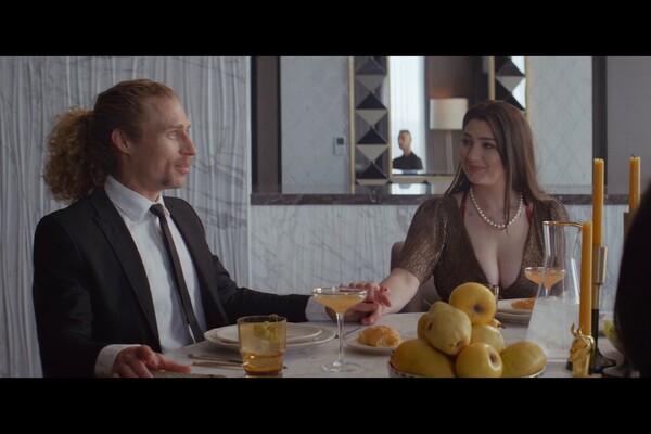 'Partnertausch'-Szene aus Alyx Star & Mona Azar - Beauty And Curve