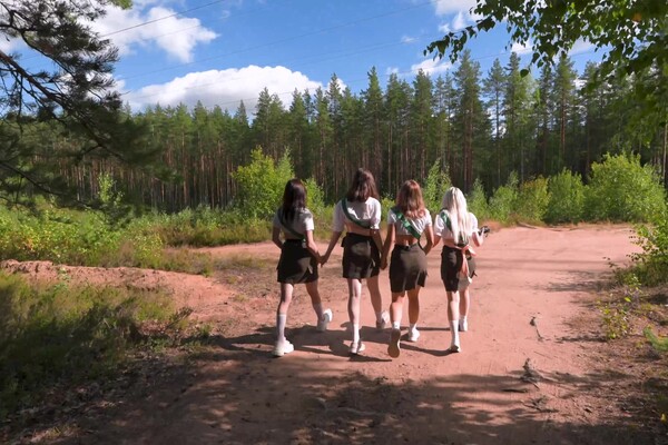 'Horror'-Szene aus Alexis Wilson, Eva Murkovski & Margo Von Teese - Girl Scouts Honor