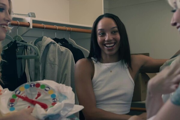 'Herrin'-Szene aus Alexis Tae, Erica Cherry & Lexi Lore - Vagina Virgins