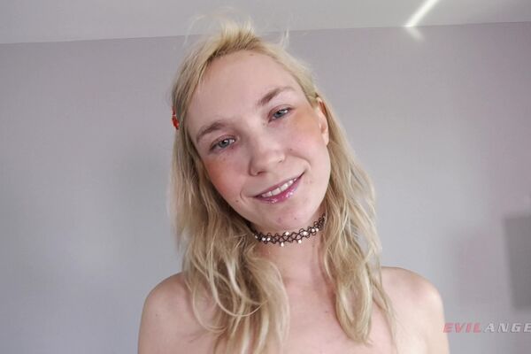 'Kitzeln'-Szene aus Claire Roos - Anal Rebels 2