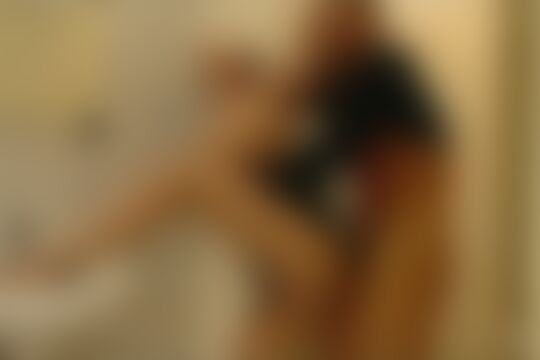 'Toilette'-Szene aus Entzückende kleine Rothaarige bekommt auf der Toilette die Rosette versilbert