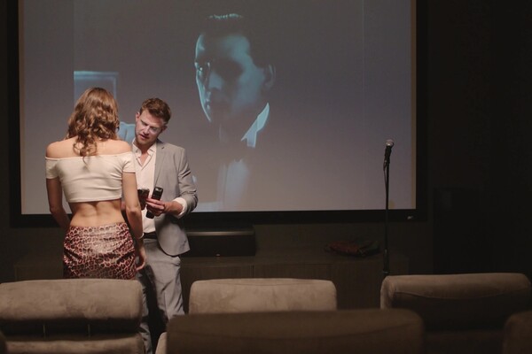 'Kino'-Szene aus Stella Barey - Sweat Equity 4