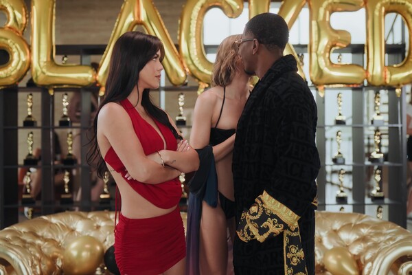 'Spiel'-Szene aus Serenity Cox - The Blueprint