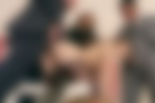 'Uni'-Szene aus Das aufregende brünette Schulmädchen Tiffany Doll bekommt nette DP von zwei älteren Hengsten