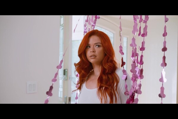 'Hochzeit'-Szene aus Baby Gemini, Codi Vore & Nicole Doshi - Single Minded