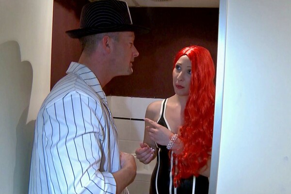 'Disco'-Szene aus Ashley Dark - Klo Nutten