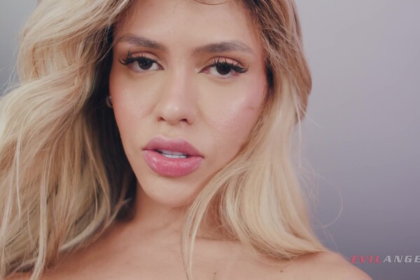 'Busty'-Szene aus Isabella Salvatore - All Aboard The Trans Express