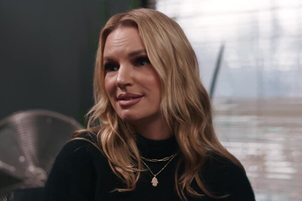 'Bus'-Szene aus Demi Hawks & Lexi Luna - Always Here For Me