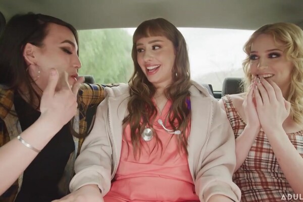 'Kino'-Szene aus Erica Cherry, Kasey Kei & Tommy King - Women Dicks 2