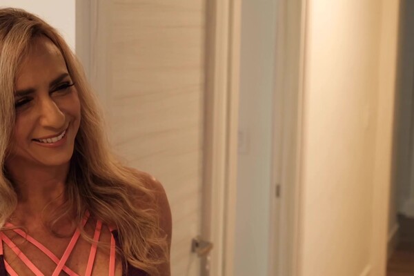 'Bikini'-Szene aus Kenzi Foxx - Granny Got Some Tits!