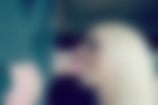 'Oil'-Szene aus Geile blonde Teenie-Sau Chloé Lacourt auf der Restauranttoilette genommen