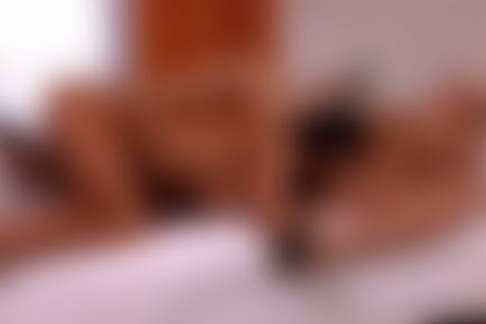 'Fingern'-Szene aus Heiße Lesbensszene mit zwei bleichen tätowierten Girls die sich tief fingern